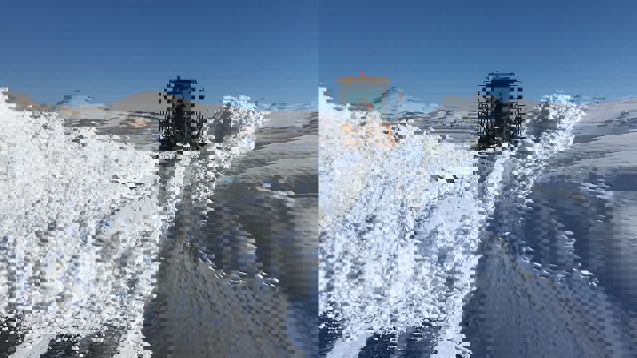 بازگشایی بیش از ۶۰ راه روستایی دهگلان پس از بارش سنگین برف