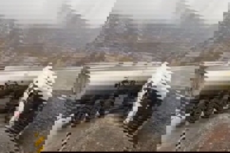 تانکر سوخت در گردنه نی‌آباد از محور خارج شد