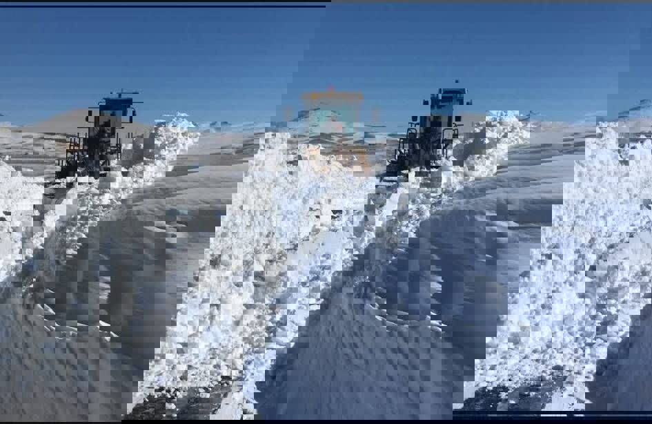 بارش بی‌سابقه برف در بانه؛ ارتفاع برف در گردنه‌ها به ۵.۴ متر رسید