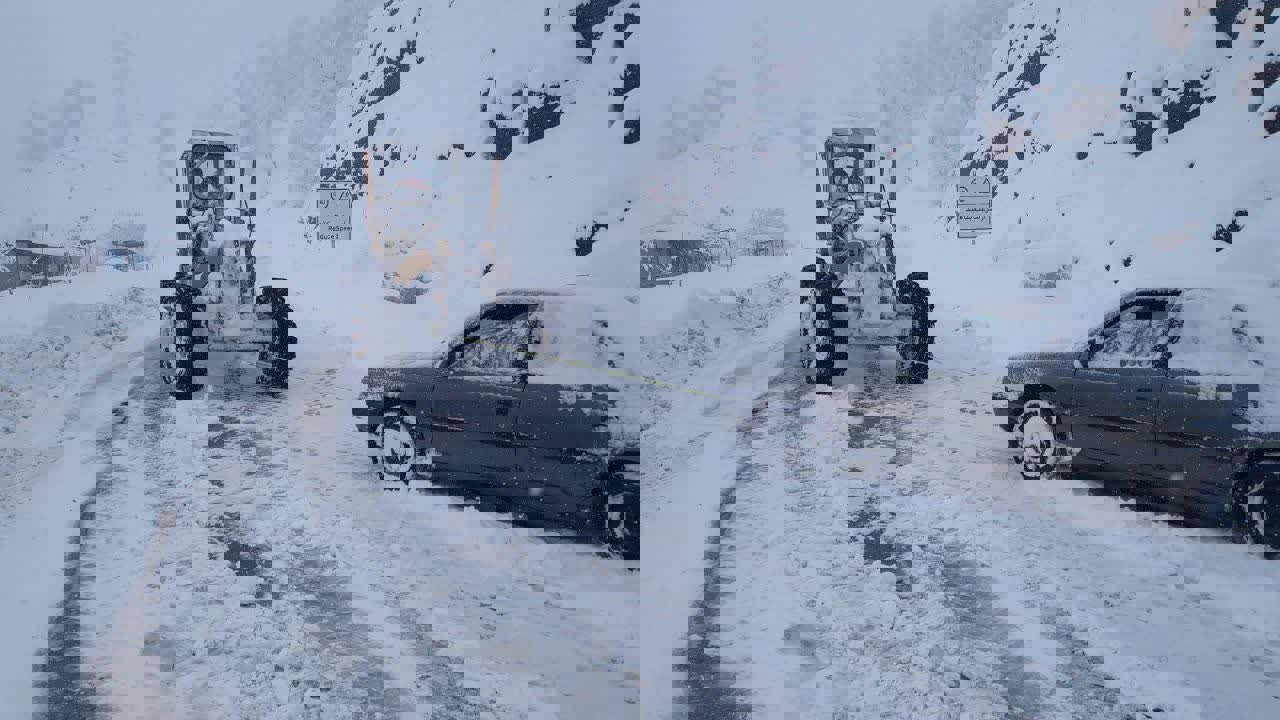 اجرای عملیات برف‌روبی گردنه ژالانه در محور سروآباد- پاوه