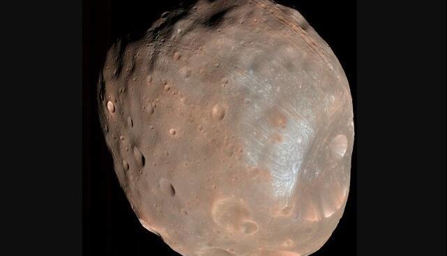 عکس روز ناسا از یک قمر محکوم به فنا!