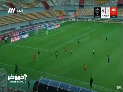 ضربه سر فرشاد احمدزاده به شکلی خطرناک از بالای دروازه پرسپولیس به بیرون رفت