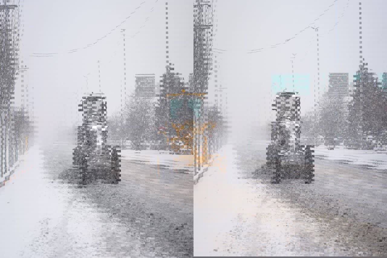 تداوم برف‌روبی محورهای کوهستانی شهرستان روانسر