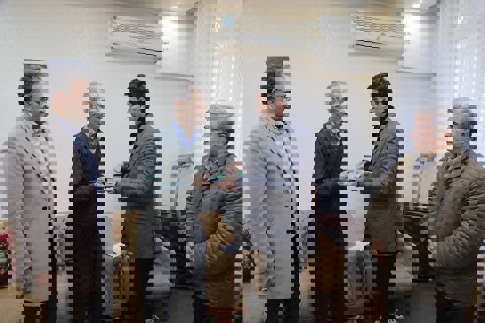 استاندار کردستان با خانواده شهدای بمباران ۲۸ دی سنندج دیدار کرد