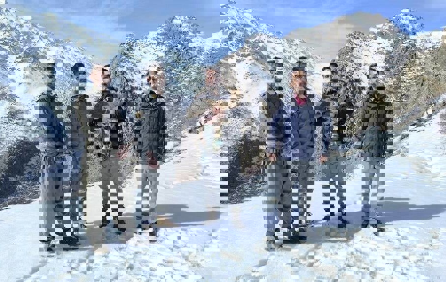 رهاسازی بزغاله وحشی نجات‌یافته از برف توسط محیط‌بانان در اورامان