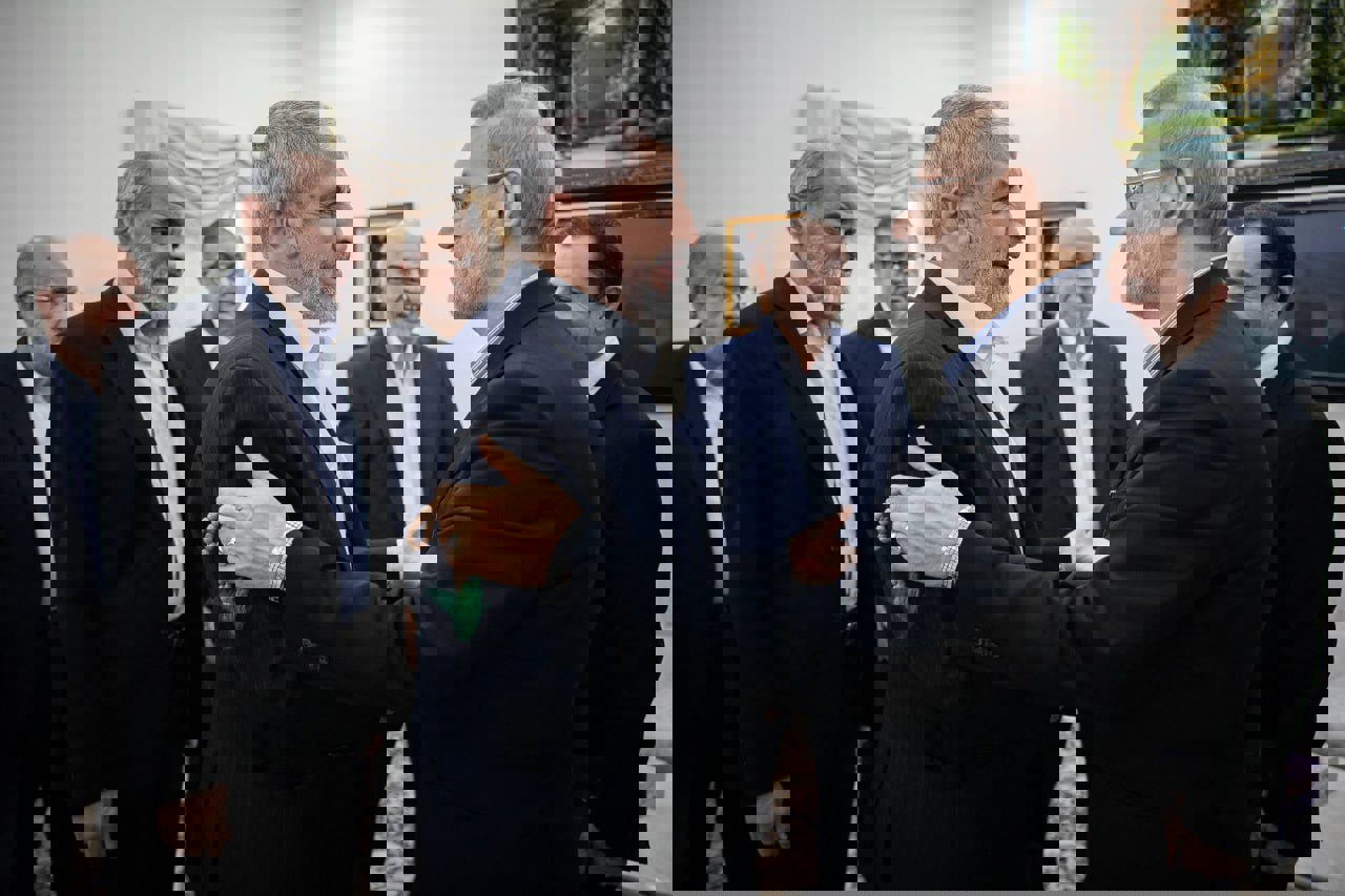 دیدار علی لاریجانی با یکی از اعضای هیأت رهبری حماس در دوحه