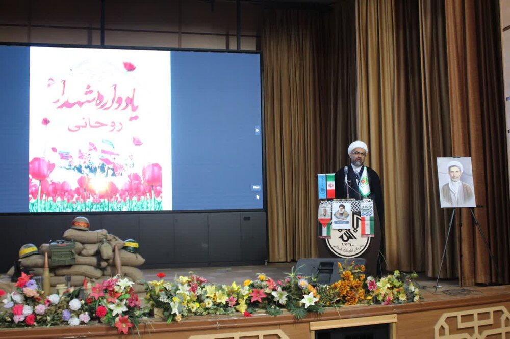 علما ستون فقرات هدایت فکری جامعه‌اند/ آمریکا قابل اعتماد نیست