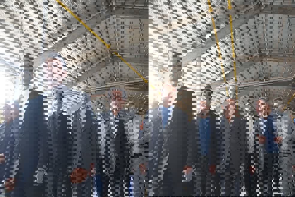 بازدید معاون اجرایی رئیس‌جمهور از کارخانه کاشی و سرامیک در کرمانشاه