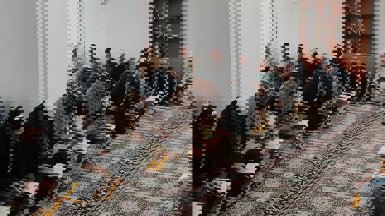 برگزاری محفل انس با قرآن در جوار بقعه متبرکه امامزاده پیرعمر(ع) سنندج