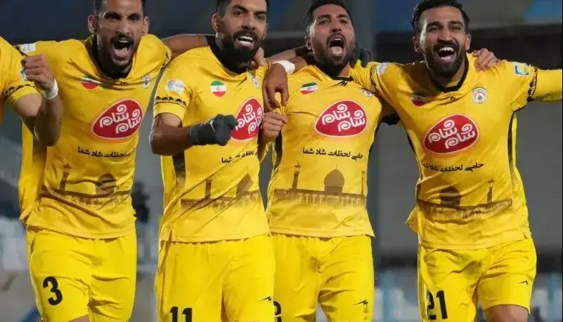 اتوبوس زرد رنگ با سرعت به سمت قلعه‌حسن‌خان