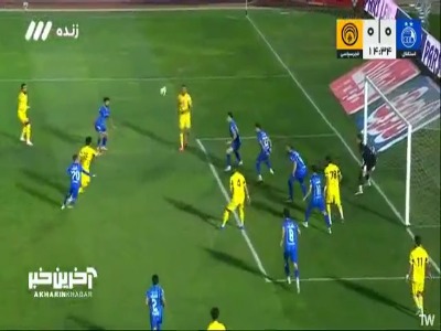 صحنه‌ای که بازیکنان فجرسپاسی اعتقاد به خطای پنالتی داشتند