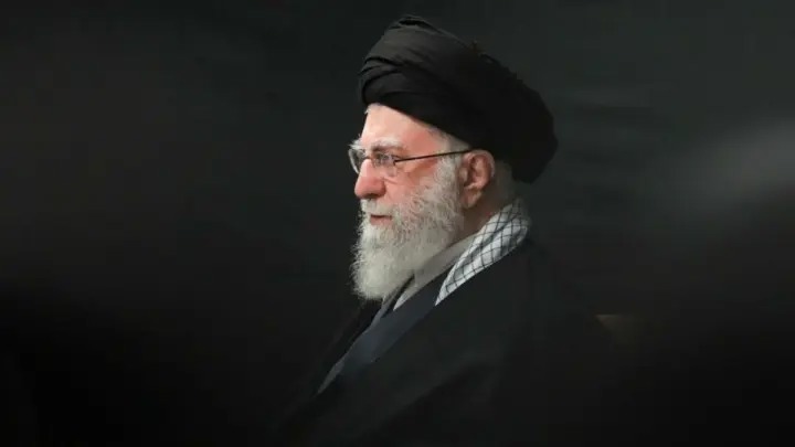 خاطرهٔ تصویربردار بیت رهبری از سفر رهبر شهید انقلاب به مشهد با پرواز عمومی