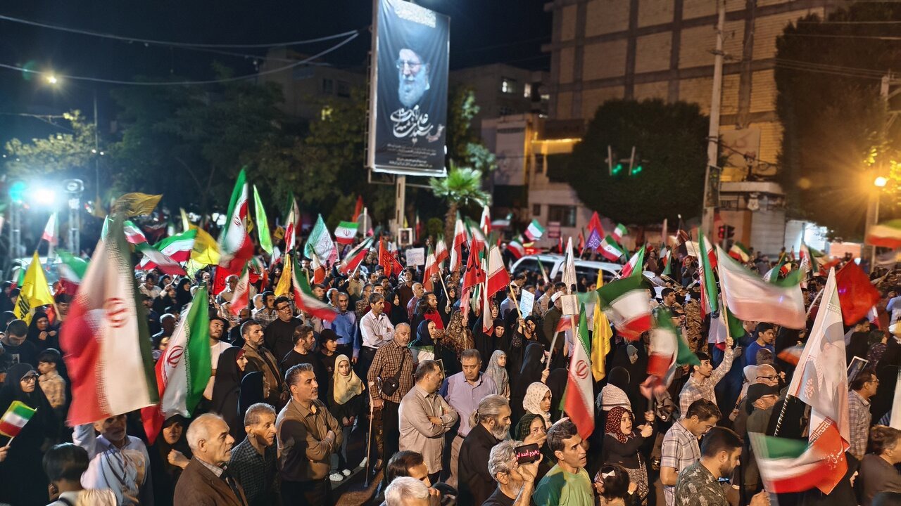 شعرخوانی در حمایت از مردم لبنان در اجتماع شبانه مردم کرمانشاه