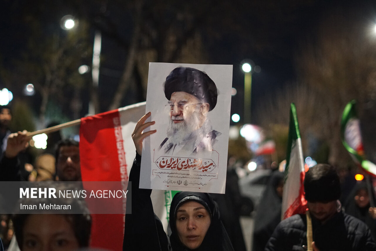 قرائت پیام فرمانده کل ارتش جمهوری اسلامی در اجتماع شبانه مردم کرمانشاه