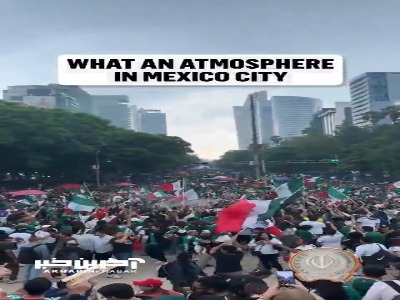 شادی هواداران پرشور مکزیکی در مکزیکو سیتی، پایتخت این کشور پس از پیروزی مقابل آفریقای جنوبی
