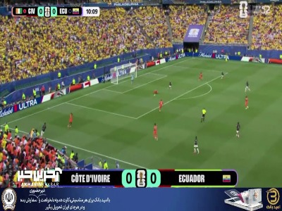 بازیکن اکوادور مقابل دروازه ساحل عاج توپ را به آسمان فرستاد
