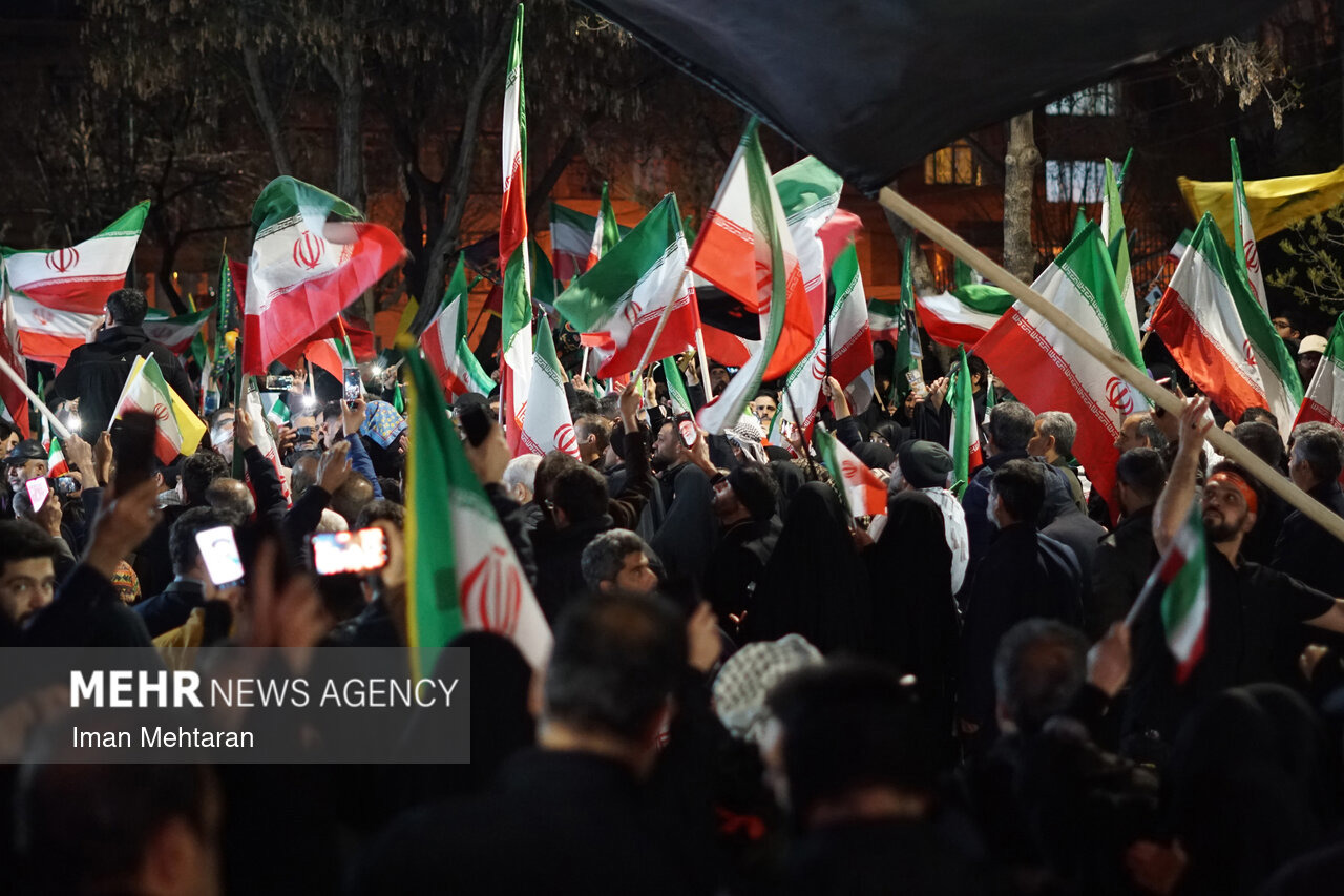 گرامیداشت یاد و نام شهدای مدافع وطن در اجتماع شبانه مردم کرمانشاه