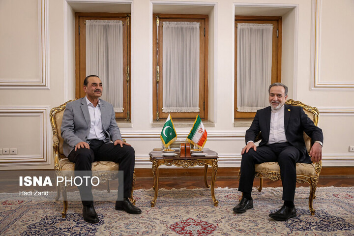 دیدار عاصم منیر با عراقچی