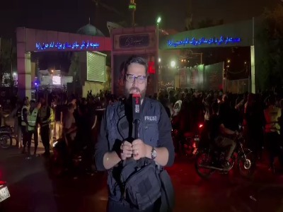 انتظار مردم در اطراف و مقابل درب های مصلی تهران