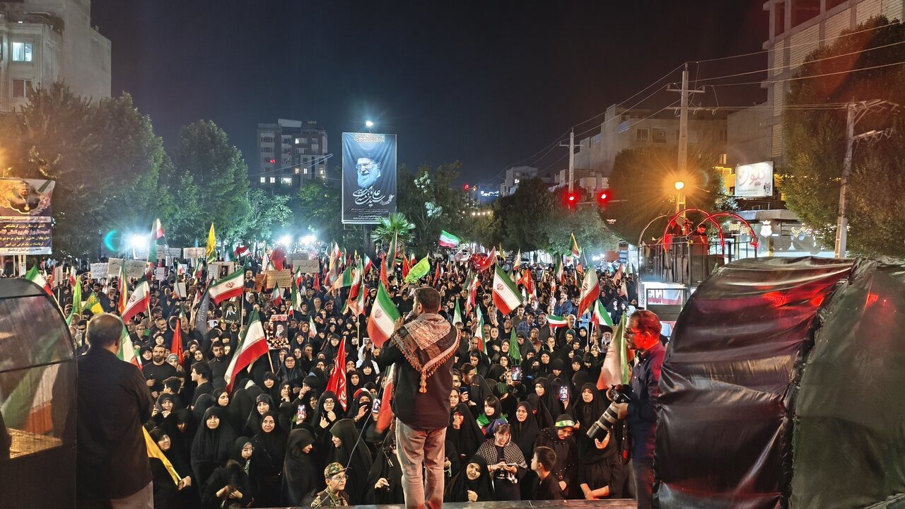 همخوانی سرود «باید برخاست» در اجتماع شبانه مردم کرمانشاه