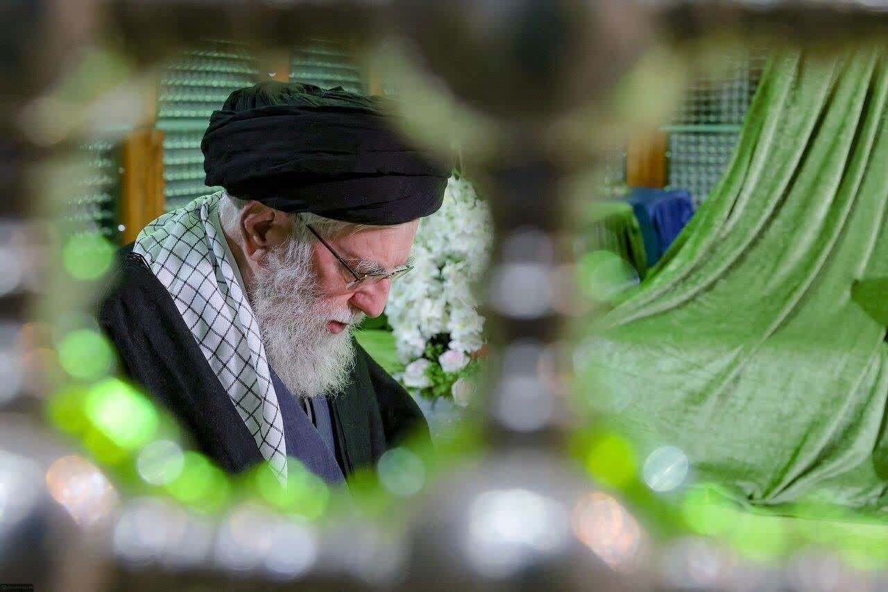 هواپیمای حامل پیکر رهبر شهید وارد فرودگاه شد