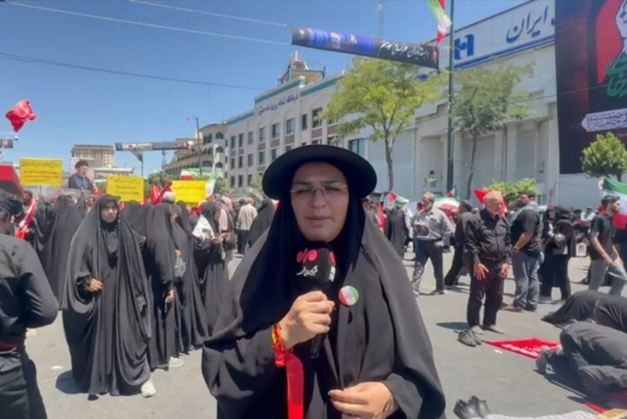 اقامه نماز ظهر در گرمای مشهد؛ کمتر از دو ساعت تا آغاز تشییع رهبر شهید
