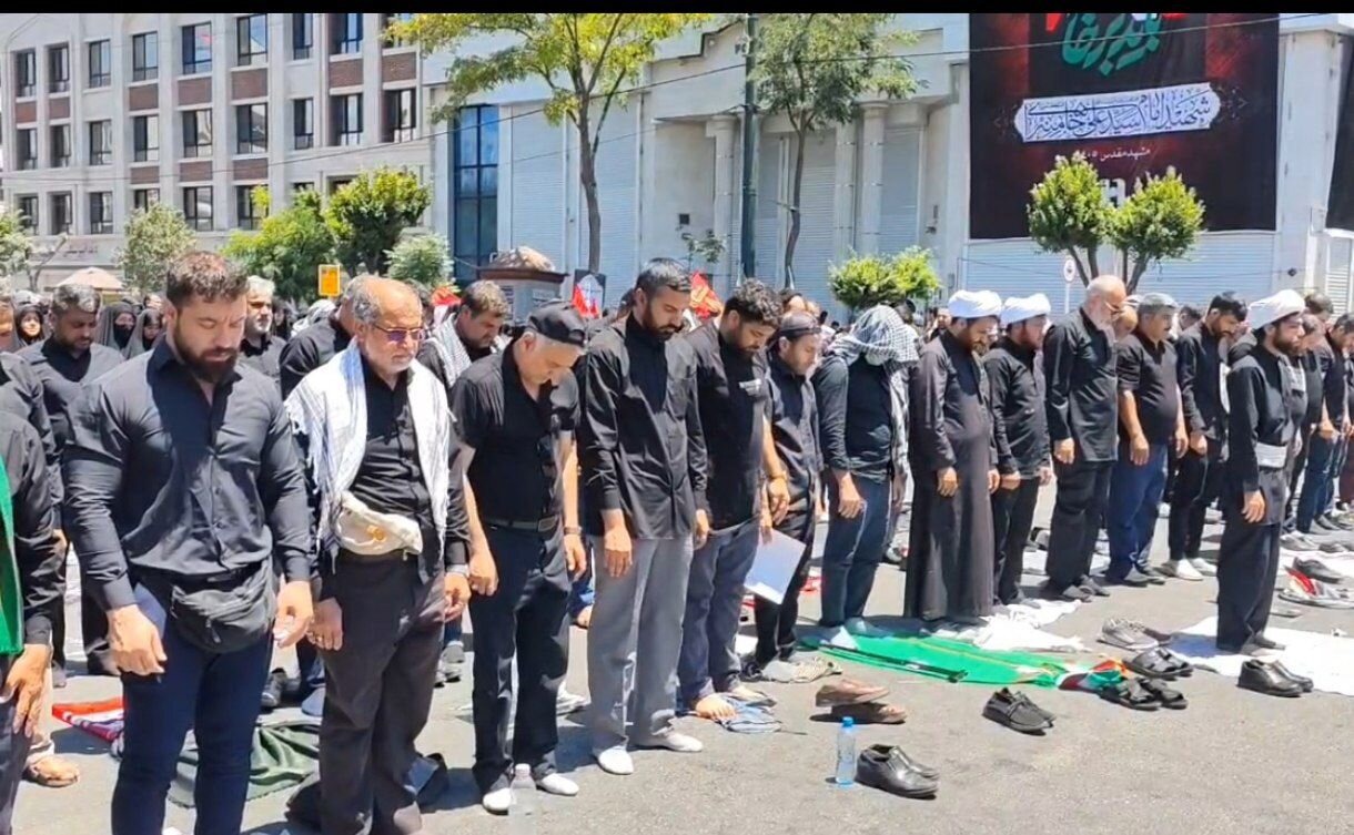 اقامه نماز ظهر در خیابان امام رضا