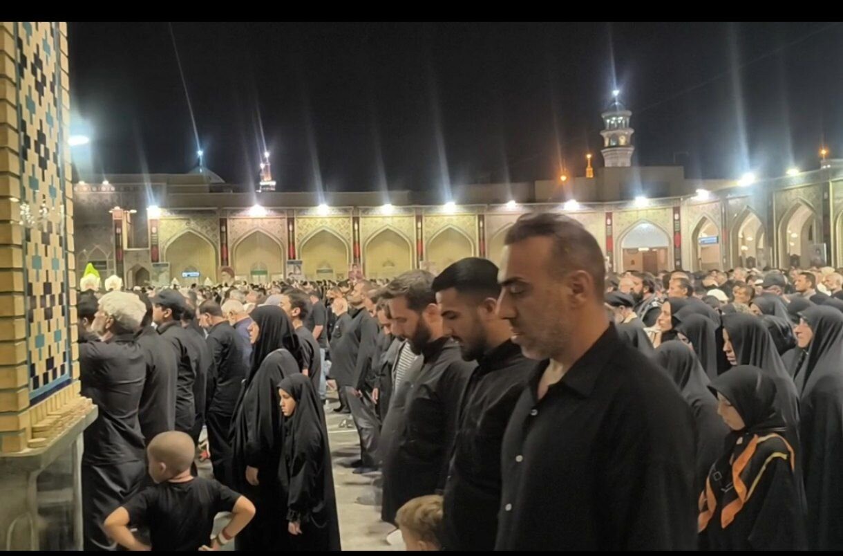 اقامه نماز بر پیکر مطهر قائد شهید امت توسط فرزند ارشد رهبر شهید انقلاب
