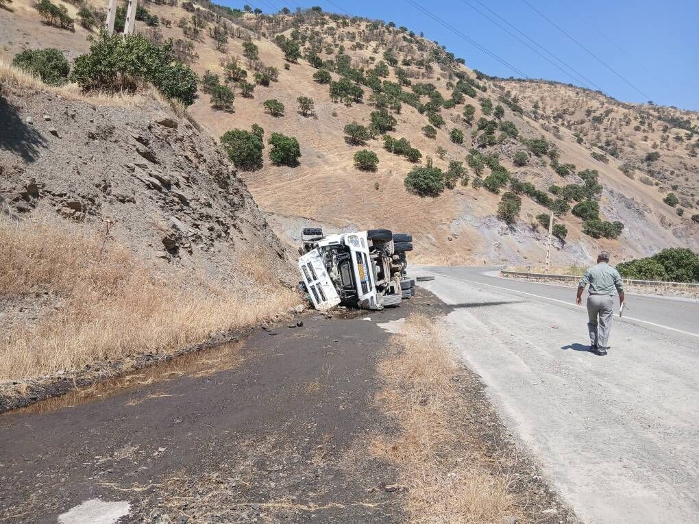 واژگونی تانکر حامل نفتا در جاده سروآباد آلودگی زیست‌محیطی نداشت