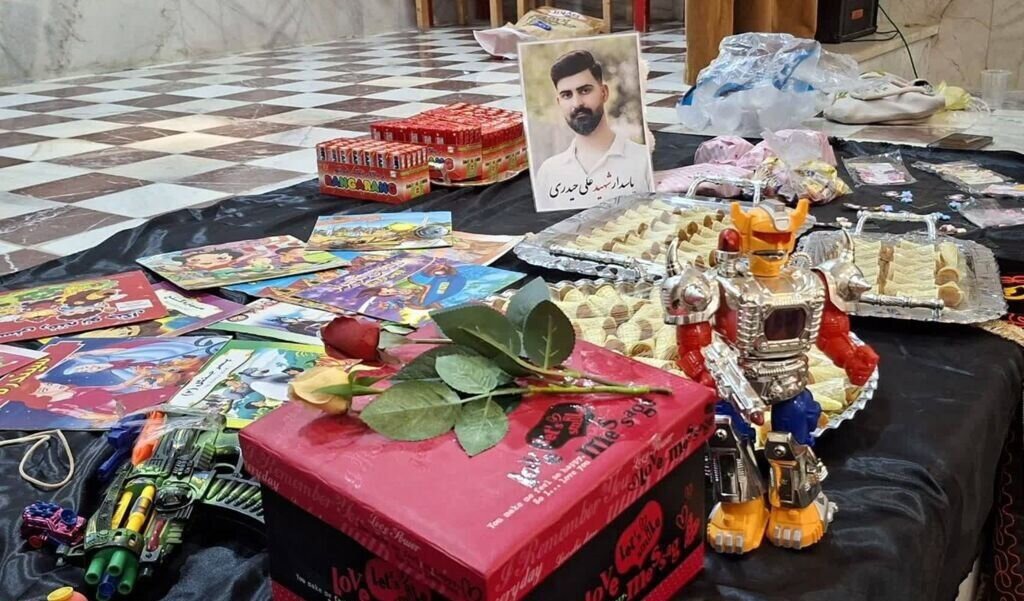 یادگارهای کودکی یک شهید در دستان نسل آینده شهر سریش‌آباد