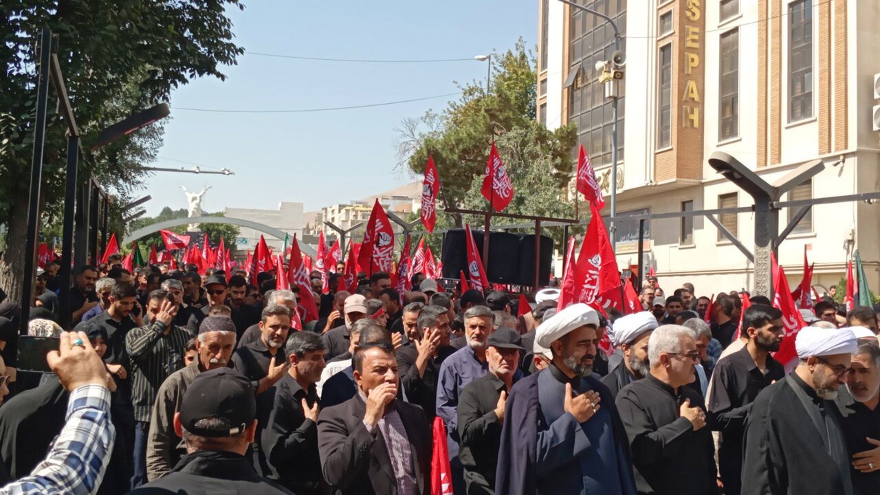آیین پیاده‌روی جاماندگان اربعین حسینی در سنندج آغاز شد