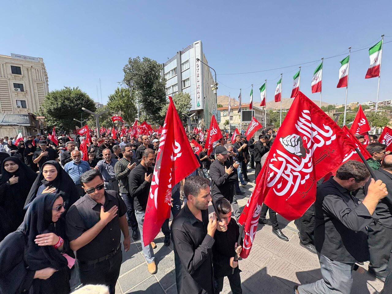 عاشقان حسینی در سنندج به مسیر جاماندگان اربعین قدم گذاشتند
