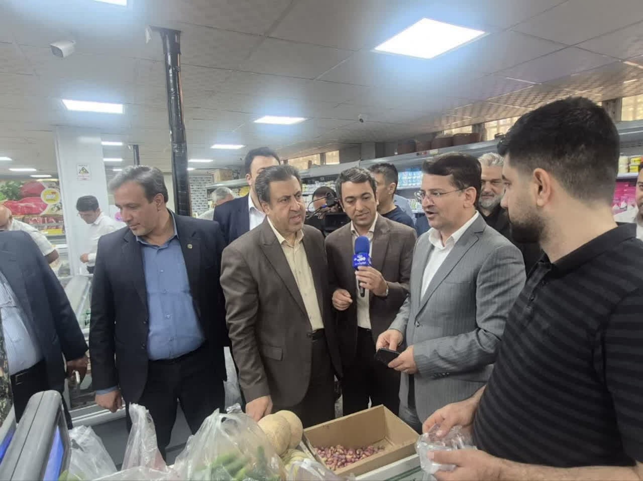تأمین کالاهای اساسی در روستابازار کرمانشاه ادامه دارد