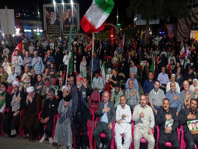 تداوم اجتماع شبانه سنندجی‌ها در لبیک به فرمان رهبر انقلاب
