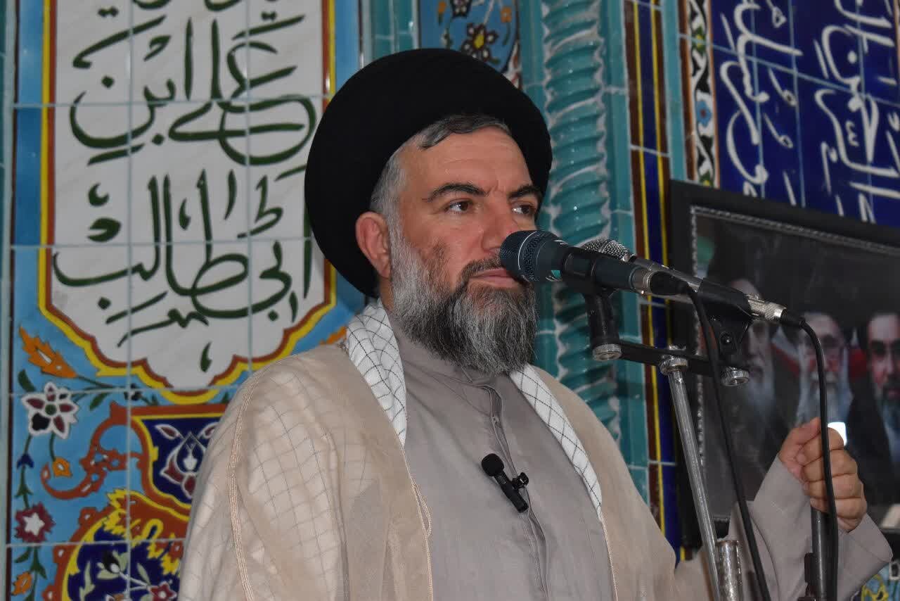 امام جمعه گیلانغرب: محبت پیامبر(ص) و انس با قرآن راه نجات بشر است