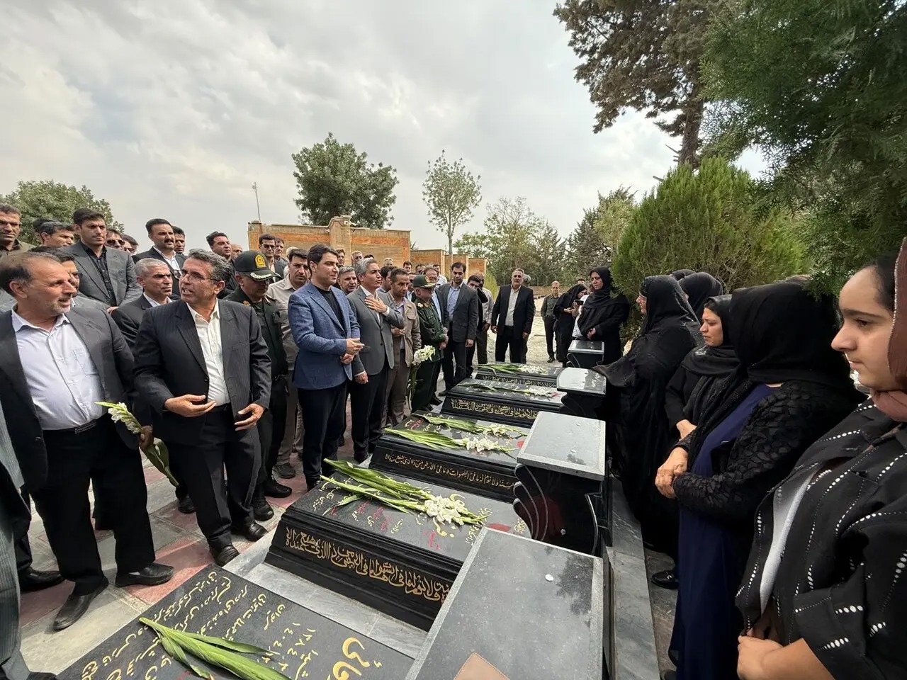 ادای احترام استاندار کردستان به شهدای کامیاران