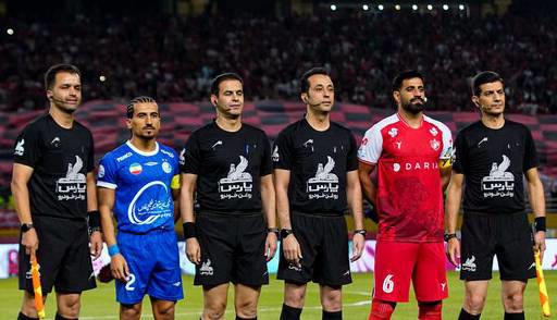 بطری‌باران در دربی ۱۰۷؛ اعتراض پرسپولیسی‌ها به بنیادی‌فرد