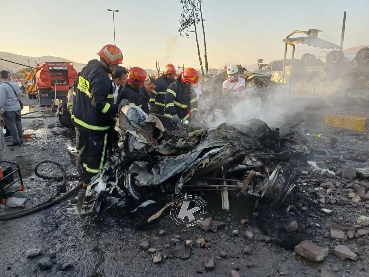 انفجار تانکر حامل مواد سوختی در محور همدان ـ سنندج؛ آتش‌نشانان در حال مهار آتش