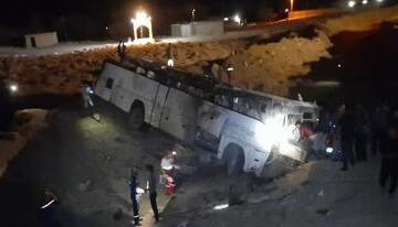۱۵ کارگر معدن زغال‌سنگ راور در سانحه واژگونی اتوبوس مصدوم شدند