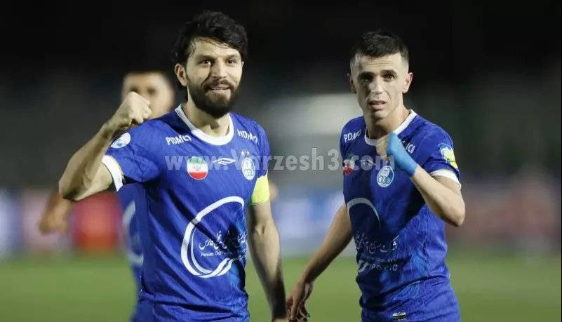 بازوبند خوش‌یمن استقلال روی دست ماشاریپوف