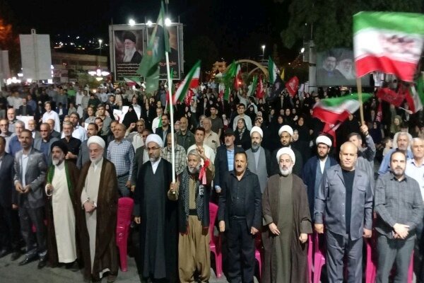میدان آزادی سنندج قابی ماندگار از همدلی مردم در حمایت از نیروهای مسلح