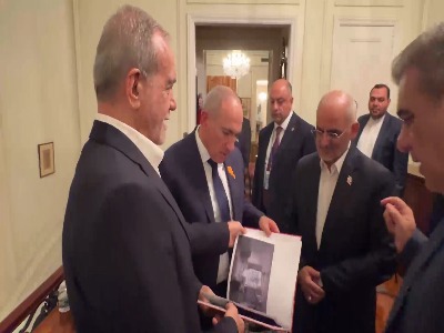 طعنه پزشکیان به ترامپ با اهدای یک کتاب به پاشینیان: این‌ها کمک‌های ترامپ به ایران است!