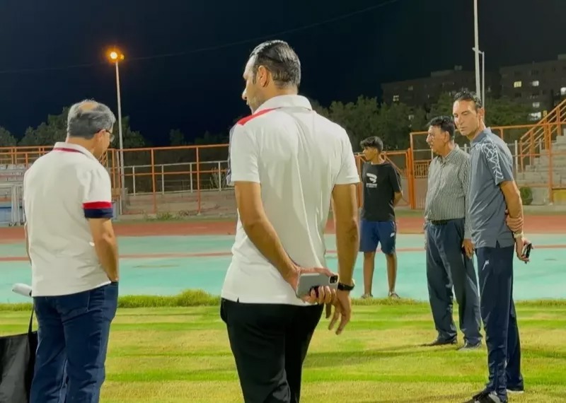 عنایتی شخصا برای آماده‌سازی چمن بندر اقدام کرد!