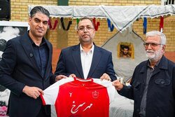 باشگاه پرسپولیس ۸ زندانی را در مشهد آزاد کرد