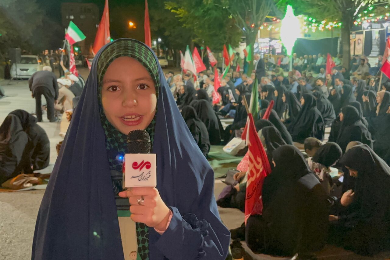 شاعران دیار گروس در تجمع شبانه در وصف رهبر معظم انقلاب شعرخوانی کردند