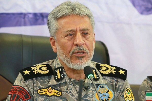 دریادار سیاری: با تکیه بر تجهیزات جدید و توان جوانان کشور در برابر تهدیدات دشمن می‌ایستیم