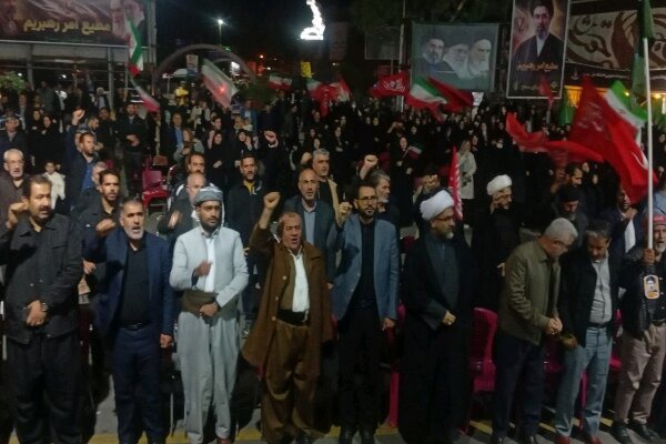 طنین شعارهای ضد استکباری در موج ۲۴۳ اجتماع شبانه سنندج