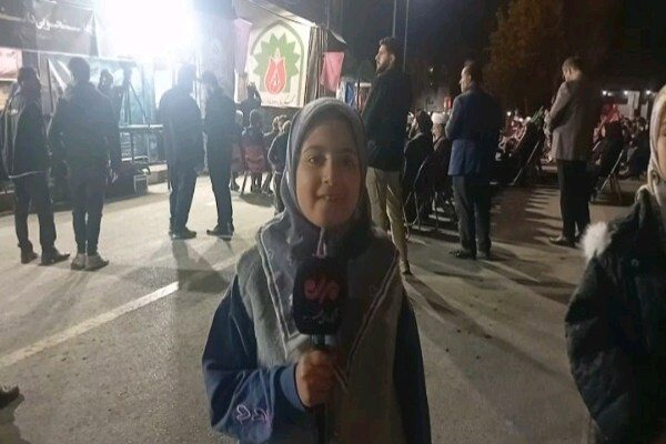 حضور کودکان سنندجی در اجتماع شبانه در کنار والدین برای حمایت از وطن