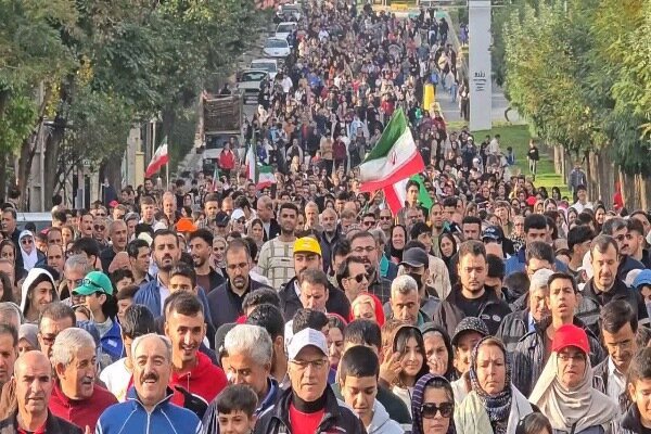همایش پیاده‌روی خانوادگی سقز با حضور گسترده مردم برگزار شد