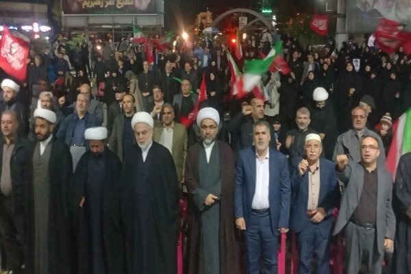 موج ۲۴۴ اجتماع شبانه مردم سنندج با تأکید بر وحدت و حمایت از وطن